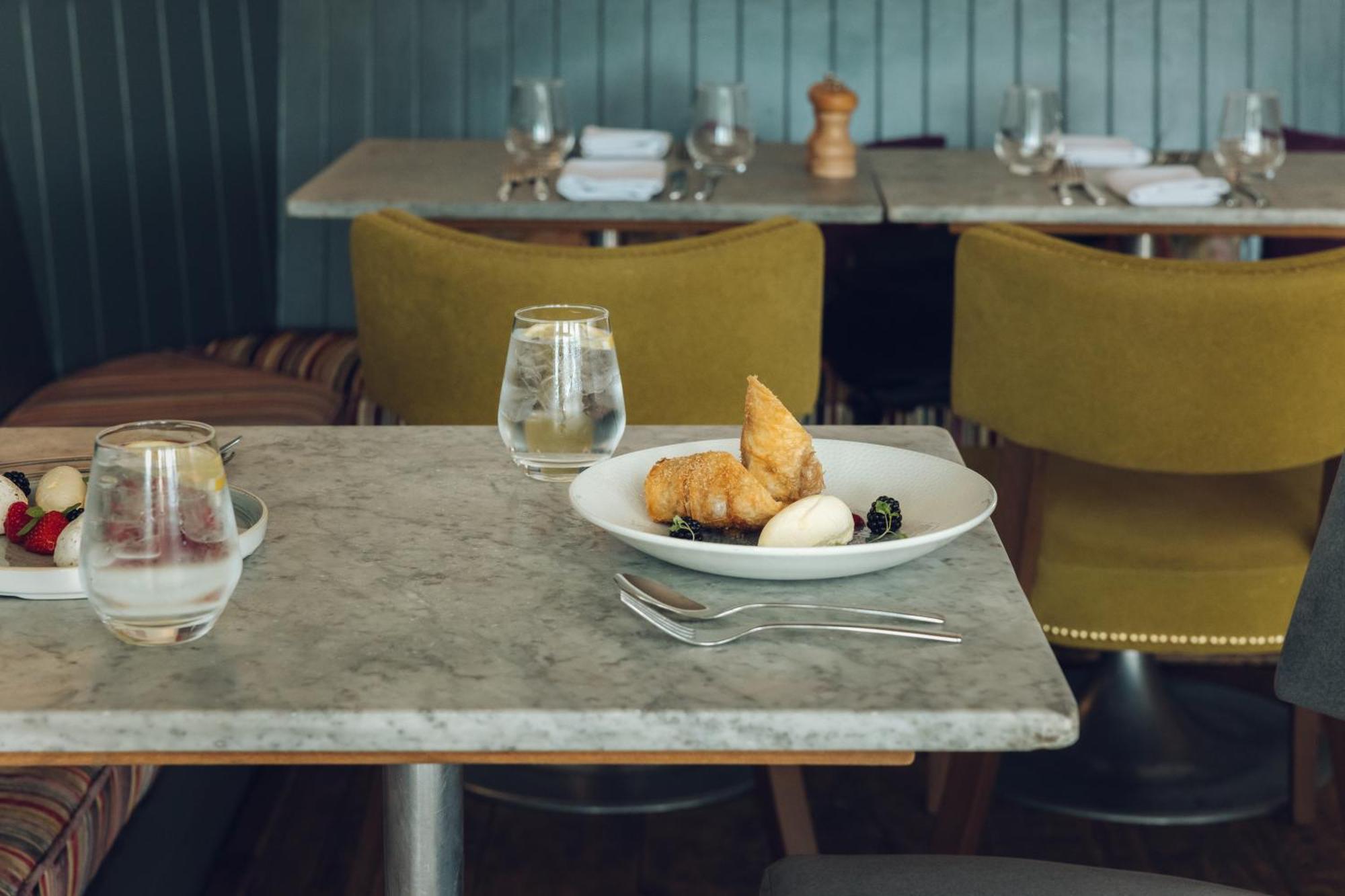 The Devonshire Arms At 4*