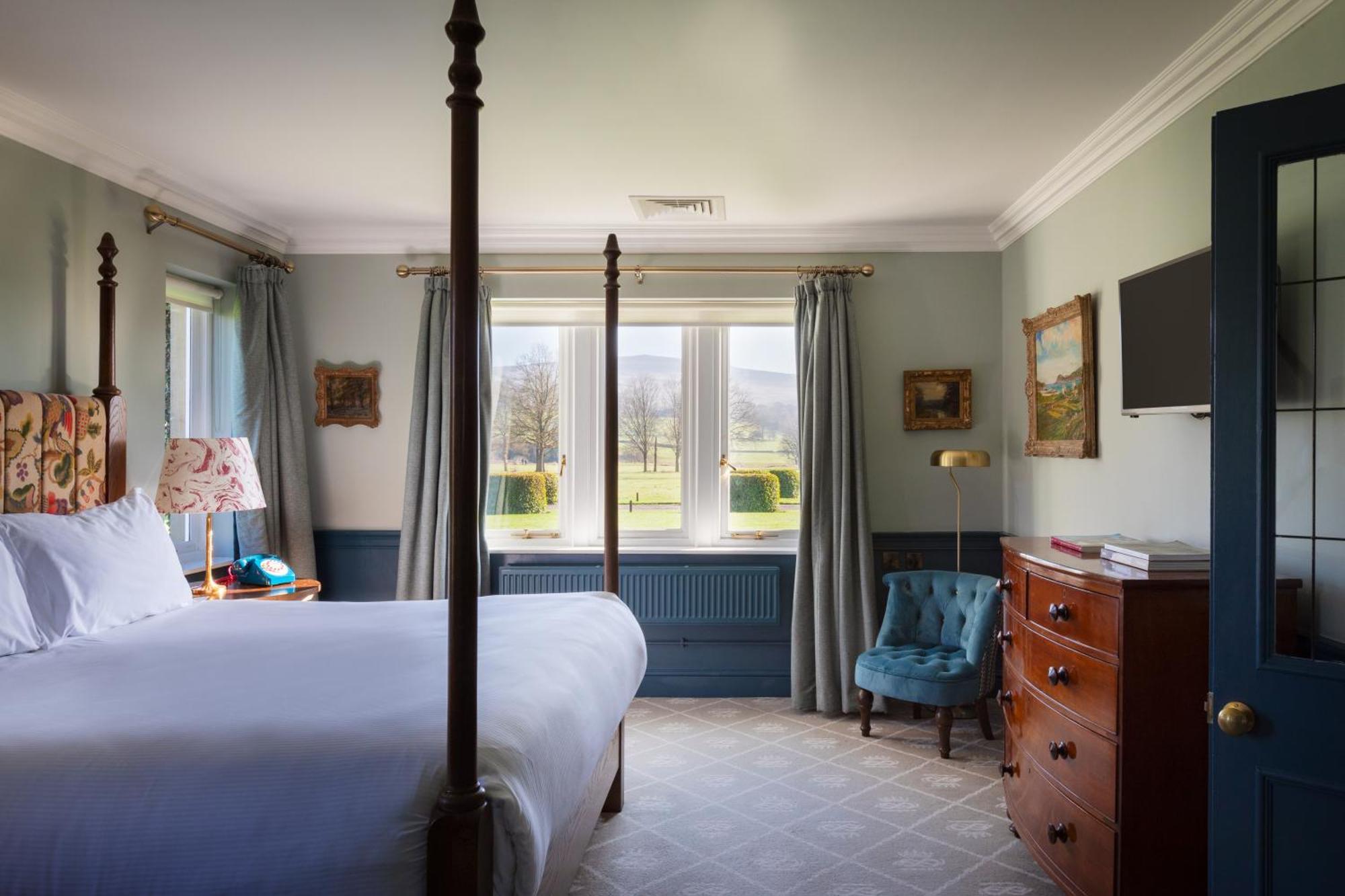 The Devonshire Arms At 4*