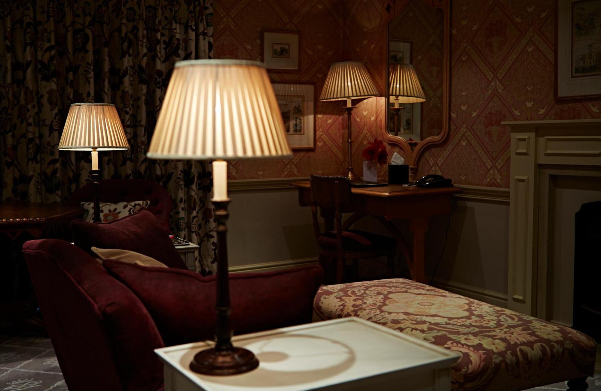 The Devonshire Arms At 4*