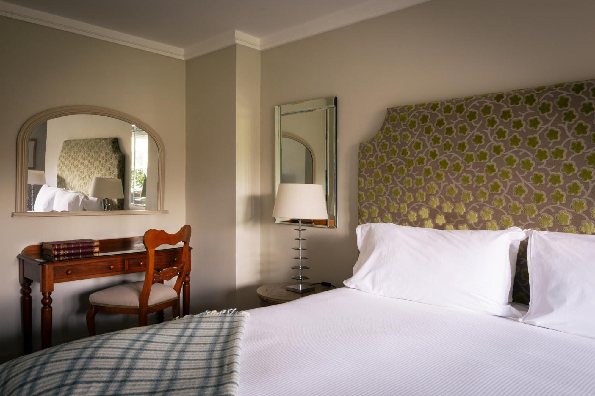 The Devonshire Arms At 4*